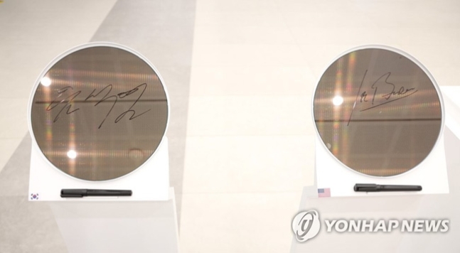 지난달 20일 경기 평택시 삼성전자 반도체공장을 방문한 윤석열 대통령과 조 바이든 미국 대통령이 사인을 한 세계 최초 3나노 반도체 시제품. 연합뉴스