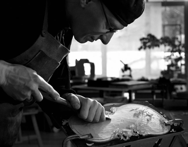 바이올린 장인인 ‘울림’의 저자가 악기 재료인 나무를 깎고 있다. 저자는 구원을 향한 영혼의 순례를 악기 탄생 과정에 빗대 시적이고 아름다운 언어로 펼쳐놓는다.  니케북스 제공