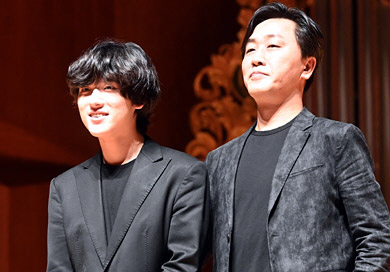 피아니스트 임윤찬(왼쪽)이 지난달 30일 서울 서초구 한국예술종합학교 이강숙홀에서 열린 밴 클라이번 콩쿠르 우승 기념 기자간담회에서 스승인 손민수 한예종 교수와 포즈를 취하고 있다.   신창섭 기자