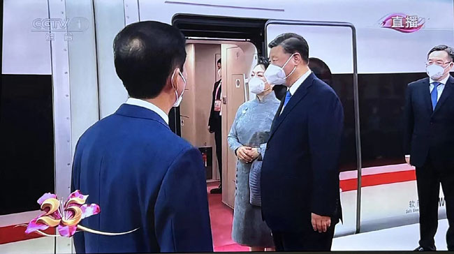 1일 홍콩의 중국 반환 25주년을 앞두고 지난 6월 30일(현지시간) 시진핑(오른쪽 두 번째) 중국 국가주석이 부인 펑리위안 여사와 함께 홍콩 카오룽시 역에 도착해 열차에서 내리고 있다. 시 주석이 중국 본토를 벗어난 것은 지난 2020년 1월 이후 처음이다. 중국 관영 중앙(CC)TV 캡처