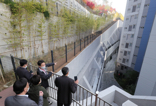 지난해 11월 2일 국민의힘 관계자들이 부지개발 특혜 의혹이 제기된 경기 성남시 분당구 백현동의 한 아파트 단지를 찾아 현장을 둘러보고 있다. 국회사진기자단