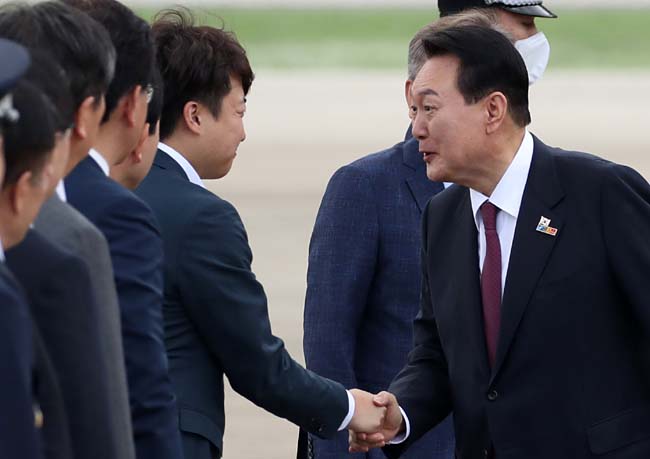 북대서양조약기구 정상회담 참석을 마치고 귀국한 윤석열 대통령이 1일 경기 성남시 서울공항에서 영접 나온 이준석 국민의힘 대표와 악수하고 있다. 뉴시스