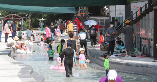 2일 오전 서울 송파구 성내천 물놀이장을 찾은 가족단위 나들이객들이 물놀이를 하고 있다. 이날은 서울 낮 최고기온 33도 등 전국 곳곳에 폭염주의보가 내려졌다. 뉴시스