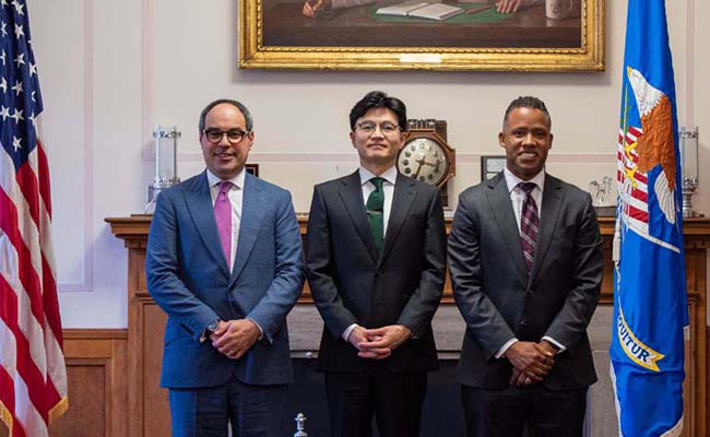 한동훈 법무부 장관이 1일(현지시간) 미국 연방법무부를 방문해 케네스 폴라이트 2세(오른쪽) 차관보 겸 형사국장, 조나단 캔터(왼쪽) 차관보 겸 반독점국장과 기념촬영을 하고 있다. 뉴시스·법무부 제공