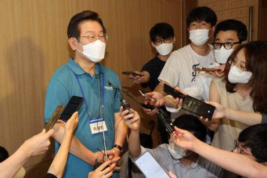 이재명 더불어민주당 의원이 지난달 24일 충남 예산군 덕산리솜리조트에서 열린 민주당 워크숍을 마친 후 취재진의 질문에 답변하고 있다. 연합뉴스