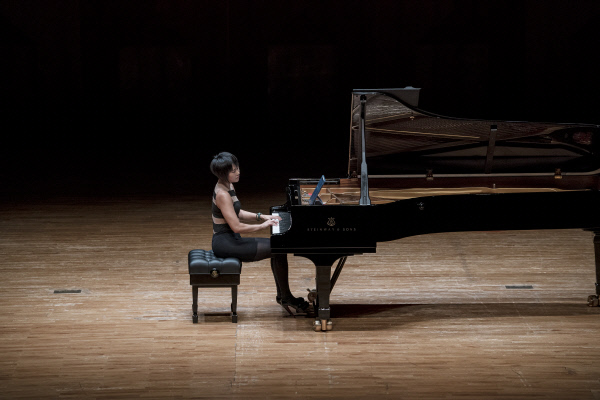 유자왕이 19일 예술의전당 콘서트홀에서 열린 독주회에서 연주하고 있다. 마스트미디어 제공