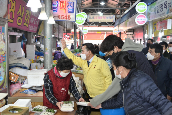 박정현 부여군수가 전통시장 상인들을 격려하고 있다. 부여군청 제공