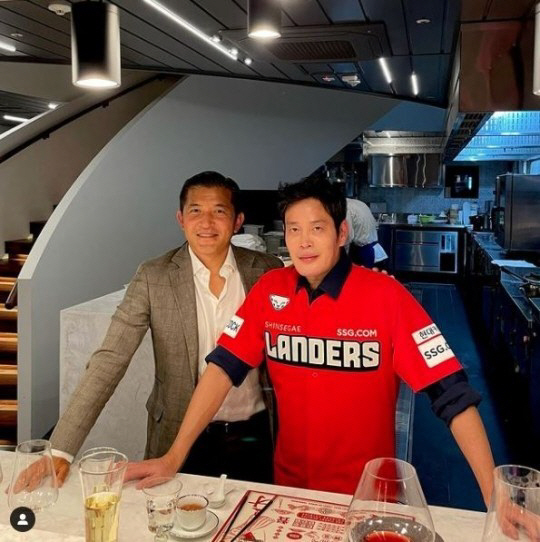 홍정욱(왼쪽) 올가니카 회장과 정용진 신세계그룹 부회장. 홍 회장 인스타그램 제공