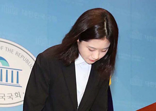 박지현 전 더불어민주당 공동비상대책위원장이 5월 24일 오전 대국민 호소 기자회견에서 고개를 숙여 사과 인사를 하고 있다. 국회사진기자단