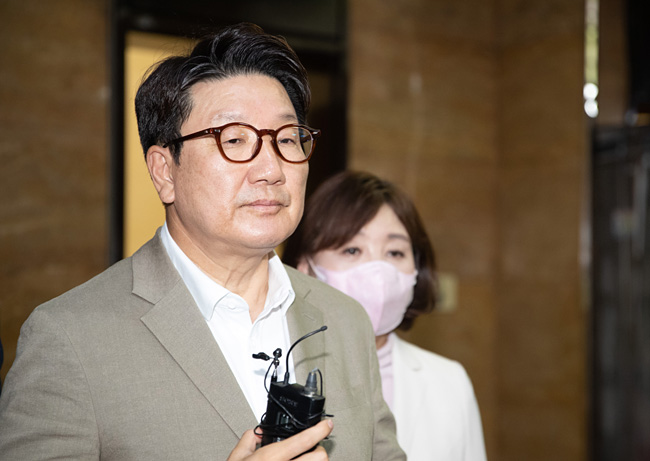 권성동 국민의힘 권성동 원내대표가 3일 오후 서울 영등포구 국회 원내대표실 앞에서 취재진의 질문을 받고 있다. 국회사진기자단