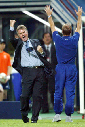 히딩크 감독이 2002 한·일월드컵 이탈리아와의 16강전에서 안정환의 골든골이 터지자 어퍼컷 세리머니를 하고 있다.  연합뉴스