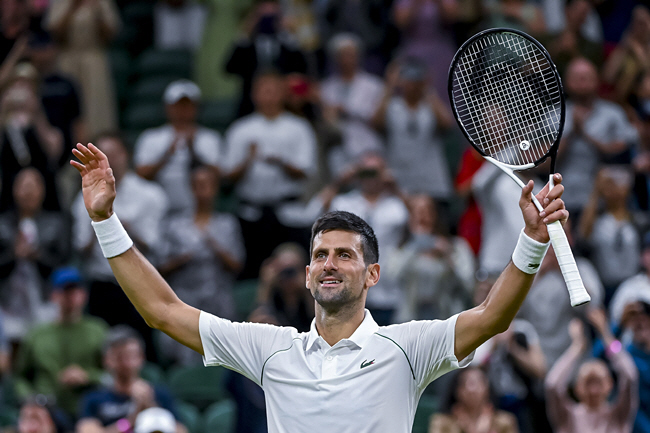 노바크 조코비치가 4일 오전(한국시간) 영국 런던에서 열린 윔블던 남자단식 16강전에서 팀 반 리즈도벤을 3-1로 꺾은 후 관객의 박수에 양손을 들어 답하고 있다.  EPA 연합뉴스
