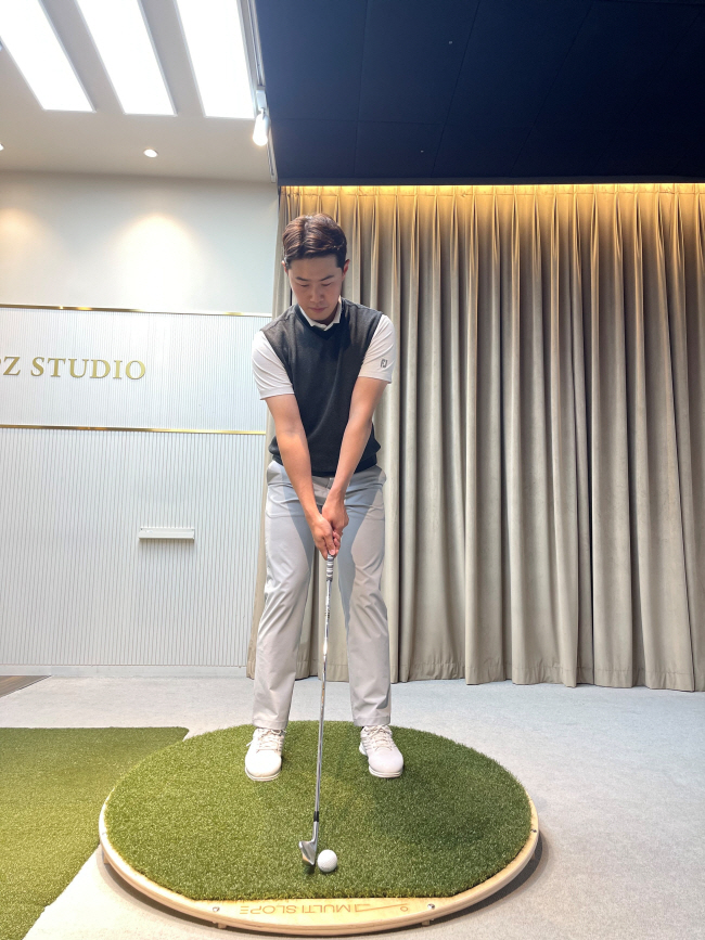 경사 심하면 미들 아이언 선택…공 방향은 왼쪽으로