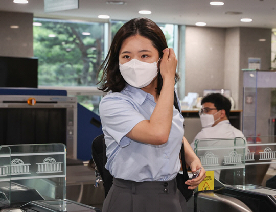 박지현 전 더불어민주당 비상대책위원장이 1일 국회 의원회관에서 열린 행사에 참석하기 위해 이동하고 있다. 연합뉴스