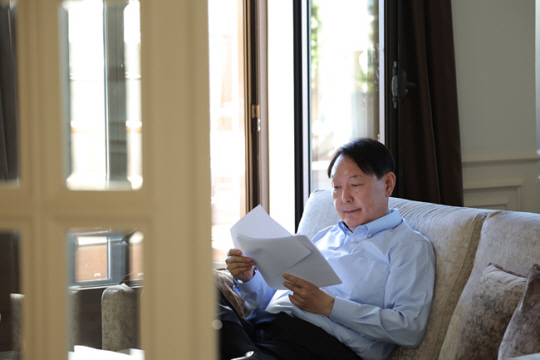 윤석열 대통령이 지난달 28일 스페인에서 서류를 읽고 있다. 대통령실 제공