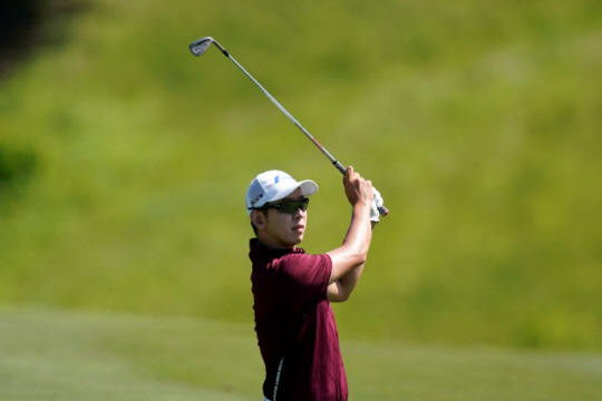 노승열이 4일 오전(한국시간) 미국 일리노이주 실비스의 TPC디어런에서 열린 PGA투어 존디어클래식 마지막 4라운드 1번 홀에서 아이언 샷을 시도한 뒤 공의 방향을 살피고 있다. AP뉴시스