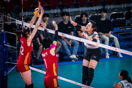 이한비가 3일(한국시간) 불가리아 소피아의 아르미츠 아레나에서 열린 중국과의 2022 FIVB VNL 예선 12차전에서 공격을 시도하고 있다. FIVB 홈페이지 캡처
