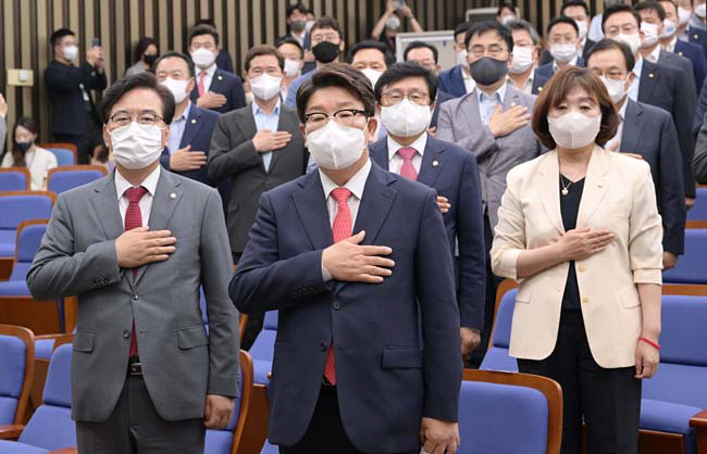 더불어민주당이 4일 오후 2시 본회의를 열어 국회의장을 단독으로라도 선출하겠다고 공언한 가운데 권성동(앞줄 오른쪽) 국민의힘 원내대표가 이날 오전 국회에서 열린 긴급의원총회에서 국기에 대한 경례를 하고 있다. 왼쪽은 송언석 국민의힘 원내수석부대표.  국회사진기자단