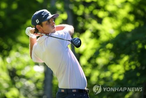 17번 홀에서 티샷하는 J.T. 포스턴[게티이미지/AFP=연합뉴스]