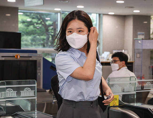 박지현 전 더불어민주당 비상대책위원장이 1일 국회 의원회관에서 열린 행사에 참석하기 위해 이동하고 있다. 연합뉴스