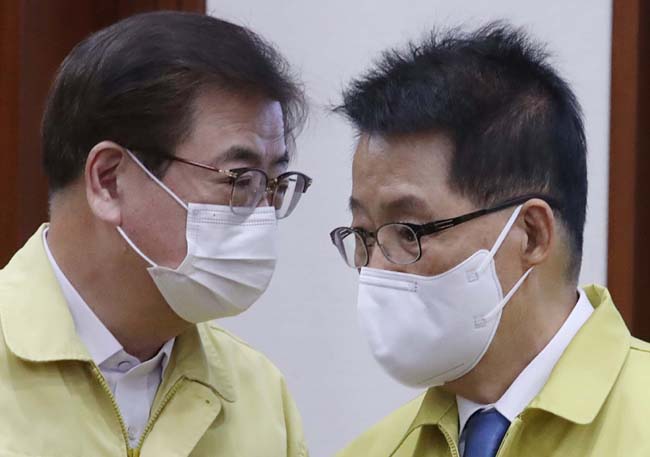 서훈(왼쪽)·박지원 전 국가정보원장이 지난해 2월 3일 정부서울청사에서 열린 중앙통합방위회의에 참석해 이야기를 나누고 있다. 뉴시스