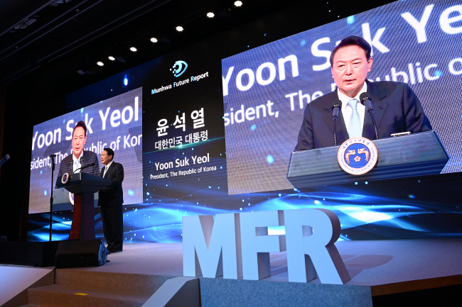 윤석열 대통령이 7일 오후 서울 중구 대한상공회의소에서 열린 ‘문화미래리포트(MFR) 2022-대한민국 리빌딩: 통합과 도약’에 참석해 축사를 하고 있다. 윤 대통령은 “양극화와 사회갈등의 해결책은 경제적 도약”이라며 “규제 완화와 재정 긴축으로 민간의 혁신과 투자를 이끌어 내겠다”고 밝혔다.  김호웅 기자