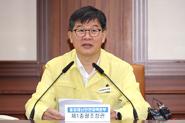 이기일 중앙재난안전대책본부 1총괄조정관(보건복지부 2차관)이 8일 오전 정부서울청사에서 열린 코로나19 대응 중앙재난안전대책본부 회의를 주재하고 있다. 연합뉴스