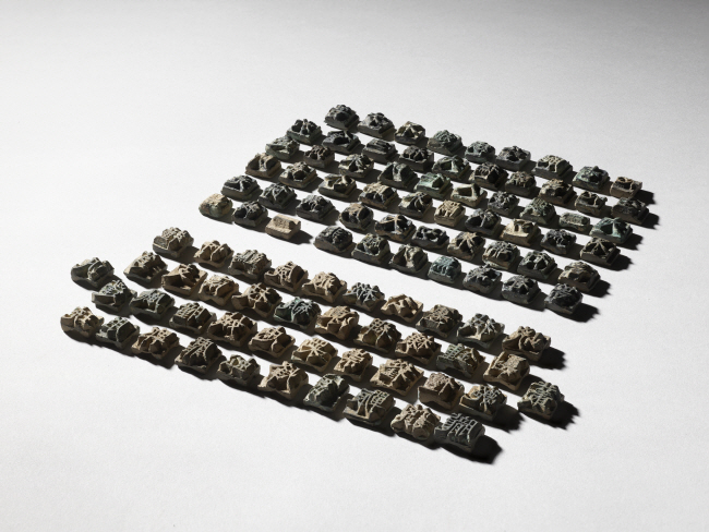 문화재 지정 신청을 한 ‘증도가자’ 59점(위 부분)과  ‘네다리형 고려 금속활자’ 42점. 다보성갤러리 제공