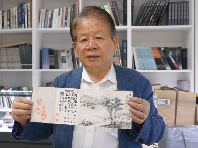 김종춘 다보성갤러리 회장이 최근 고미술품 정리를 하다가 발견한 ‘일한신협약 기념 시첩’을 펼쳐보이고 있다. 그는 “아픈 상처의 증표이지만, 중요한 사료”라며 “우리 역사의 교훈으로 반드시 새겨봐야 할 것”이라고 했다. 신창섭 기자