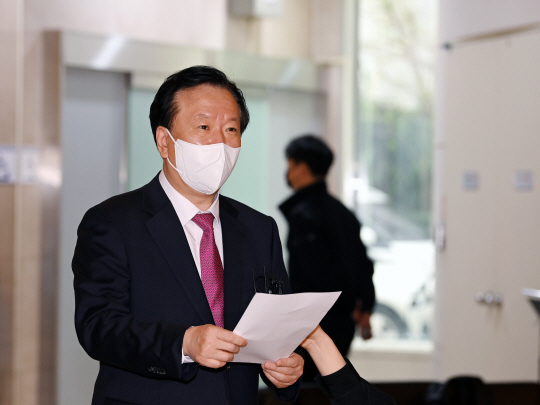 정호영 보건복지부 장관 후보자가 지난 4월 19일 서울 서대문구 국민연금공단 서울북부지역본부에 마련된 사무실로 출근하면서 두 자녀의 경북대 의대 편입 논란과 관련해 어떤 불법·부당행위도 없었다는 내용의 입장문을 읽고 있다. 문화일보 자료 사진