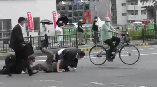 야마기미 데츠야가 8일 아베 신조 전 총리에게 총격을 가한 후 붙잡히고 있다. NHK 영상 캡처