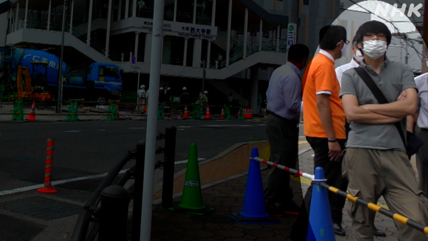 아베 신조 전 총리에게 총격을 가한 용의자 야마가미 데츠야가 8일 나라현 유세 현장에서 아베 총리를 기다리고 있다. NHK 영상 캡처