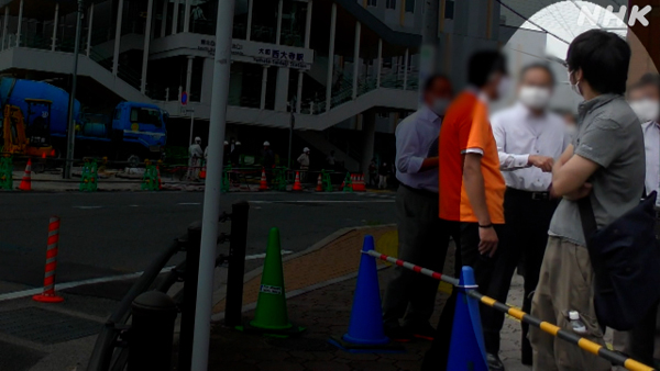 아베 신조 전 총리에게 총격을 가한 용의자 야마가미 데츠야가 8일 나라현 유세 현장에서 주위를 두리번 거리고 있다. NHK 영상 캡처