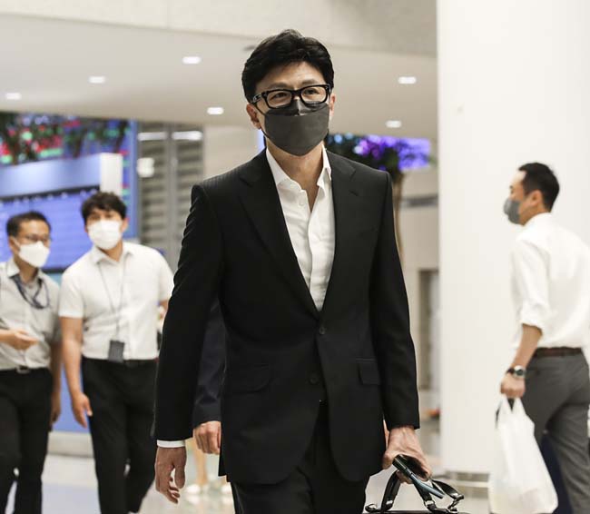한동훈 법무부 장관이 지난 7일 인천국제공항 제2여객터미널을 통해 귀국하고 있다. 뉴시스