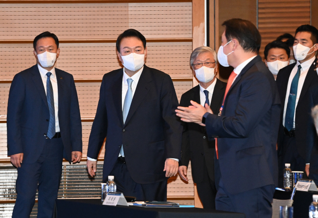 윤석열 대통령과 이병규(왼쪽 세 번째) 문화일보 회장이 함께 7일 오후 서울 중구 대한상공회의소에서 열린 ‘문화미래리포트 2022’에서 최태원(〃네 번째) 대한상공회의소 회장 등의 박수를 받으며 입장하고 있다.  김호웅 기자