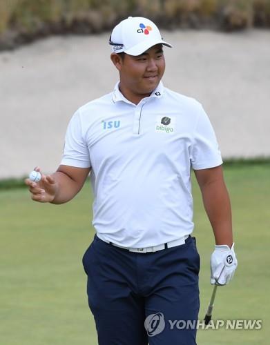 버디를 잡고 기뻐하는 김주형.[EPA=연합뉴스]