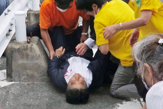 아베 신조 전 일본 총리가 8일 오전 일본 나라현 유세 현장에서 총격을 받은 후 쓰러져 있다. AP연합뉴스