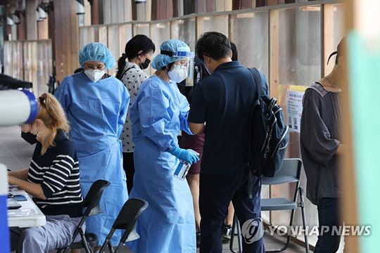 (서울=연합뉴스) 8일 서울 송파구 보건소 선별진료소에서 시민들이 검사를 받기 위해 대기하고 있다. 이날 정부는 코로나19가 확산 국면으로 전환됐다는 공식 판단을 내놓고, 사회적 거리두기 변경 여부 등 방역조치를 다음 주에 발표할 계획이다. 2022.7.8