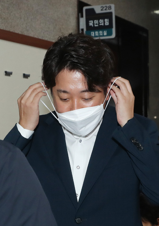 중앙윤리위원회에 출석해 ‘성 상납 증거인멸 교사’ 의혹에 대해 소명한 국민의힘 이준석 대표가 8일 국회 대회의실을 나서며 입장을 밝히고 있다. 연합뉴스