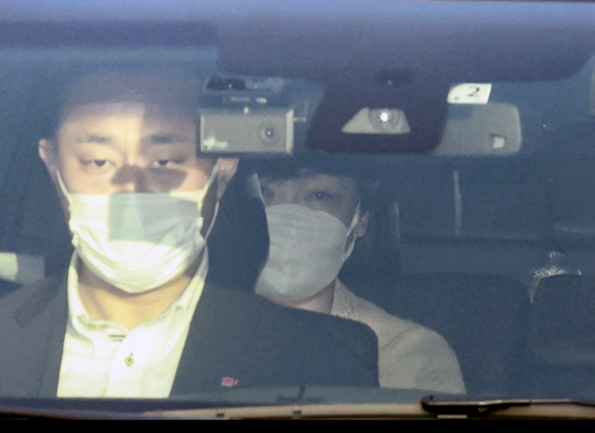 지난 8일 총격을 당해 사망한 아베 신조 전 일본 총리의 유해를 실은 것으로 보이는 운구차량이 9일 오전 나라현의 한 병원을 떠나고 있는 가운데 아베 전 총리 부인 아키에 여사가 차량 안에 앉아 있다. 연합뉴스·AP·교도통신
