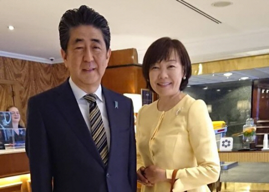 아베 신조 전 일본총리와 부인인 아키에 여사. 아베 아키에 인스타그램 캡쳐