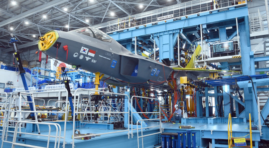 한국항공우주산업이 KF-21 1호기를 생산완료하고 지상테스트를 시작한 6일  KF-21 구조시험동에서 하중보정·구조시험을 하고 있다. 사천=사진공동취재단