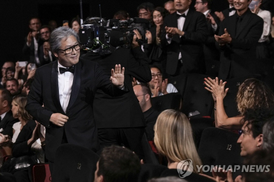 75회 칸국제영화제에서 감독상을 받은 박찬욱 감독. 칸AP=연합뉴스
