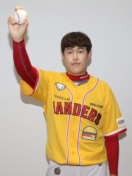 올 시즌 뛰어난 슬라이더로 돋보이는 활약을 펼치고 있는 SSG 서동민의 슬라이더 그립.  SSG 제공