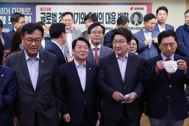 안철수(왼쪽 두 번째) 국민의힘 의원이 주최한 토론회가 12일 오전 국회의원회관에서 열렸다. 왼쪽부터 정진석 국회부의장, 안 의원, 권성동 국민의힘 당 대표 직무대행 겸 원내대표, 김기현 전 원내대표. 국회사진기자단