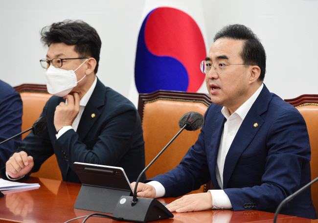 박홍근(오른쪽) 더불어민주당 원내대표가 12일 오전 국회에서 열린 원내대책회의에서 모두발언을 하고 있다. 왼쪽은 진성준 원내수석부대표.   국회사진기자단