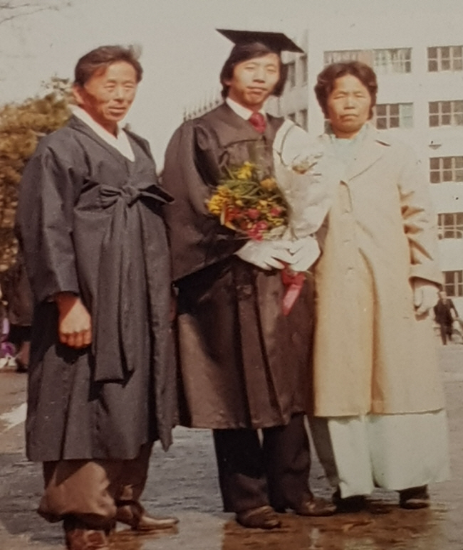 지난 1981년 2월 필자 대학졸업식에 참석한 부모님과 함께 찍은 사진. 홍석기 씨 제공