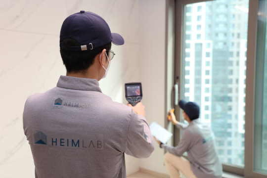 GS건설 자회사 하임랩(HEIMLAB) 직원들이 서울  한 아파트에서 창호 성능 점검을 하고 있다. GS건설 제공