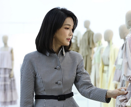 윤석열 대통령의 나토(북대서양조약기구) 정상회의 참석을 계기로 지난 달 28일(현지시간) 스페인 마드리드를 방문했던 김건희 여사가 주스페인한국문화원을 방문해 K-패션 전시회를 관람하고 있다. 뉴시스