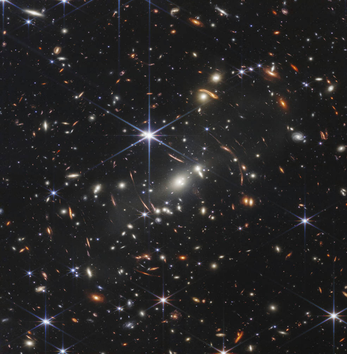 미 항공우주국(NASA)이 공개한 SMACS 0723 은하. 제임스 웹 우주망원경으로 촬영한 첫 컬러 사진이다. AP뉴시스